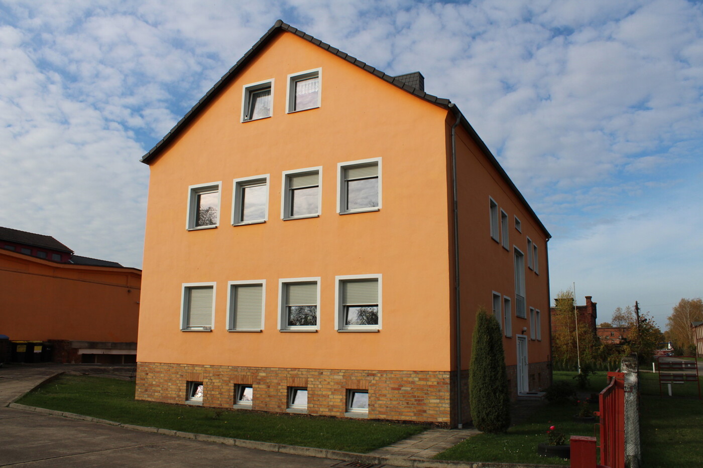Vorderhaus mit Weg und Blumenrabatten Giebel links
