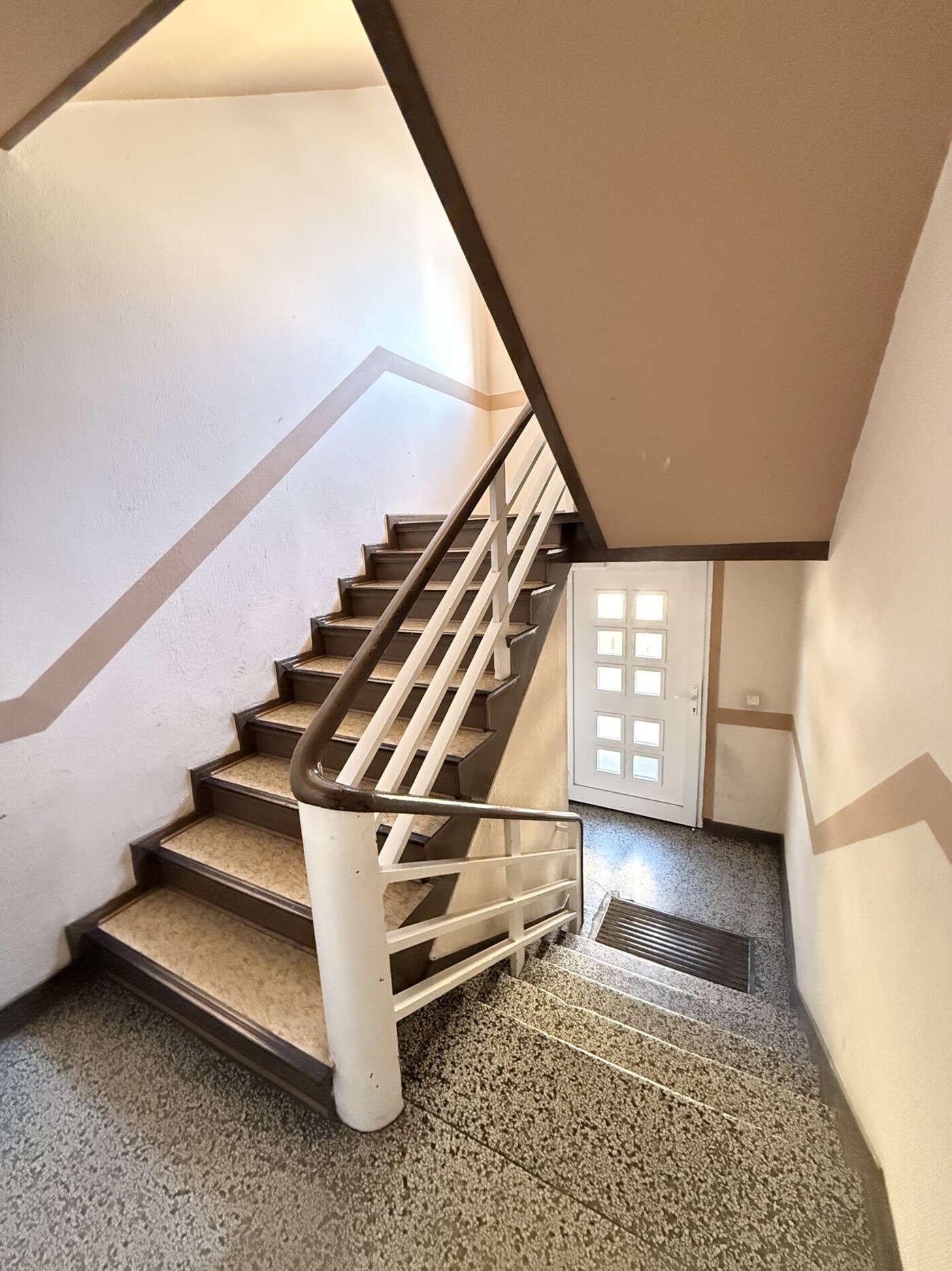 Treppenaufgang mit Einbgangstür