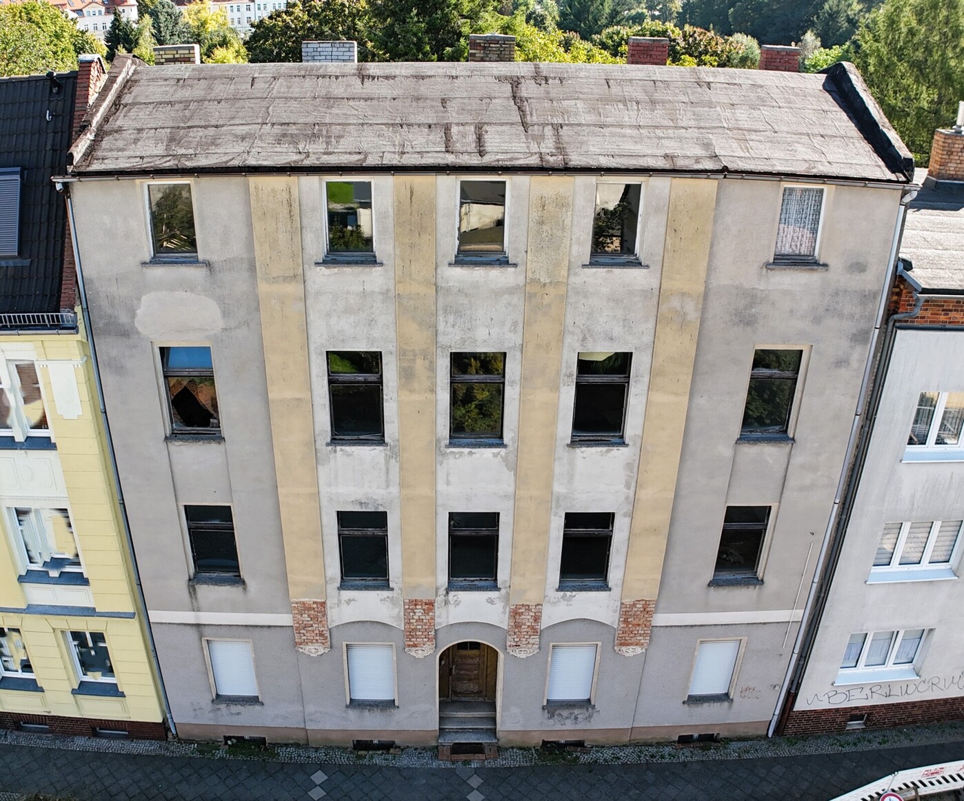 Westseite mit Blick auf die Muskauer Straße