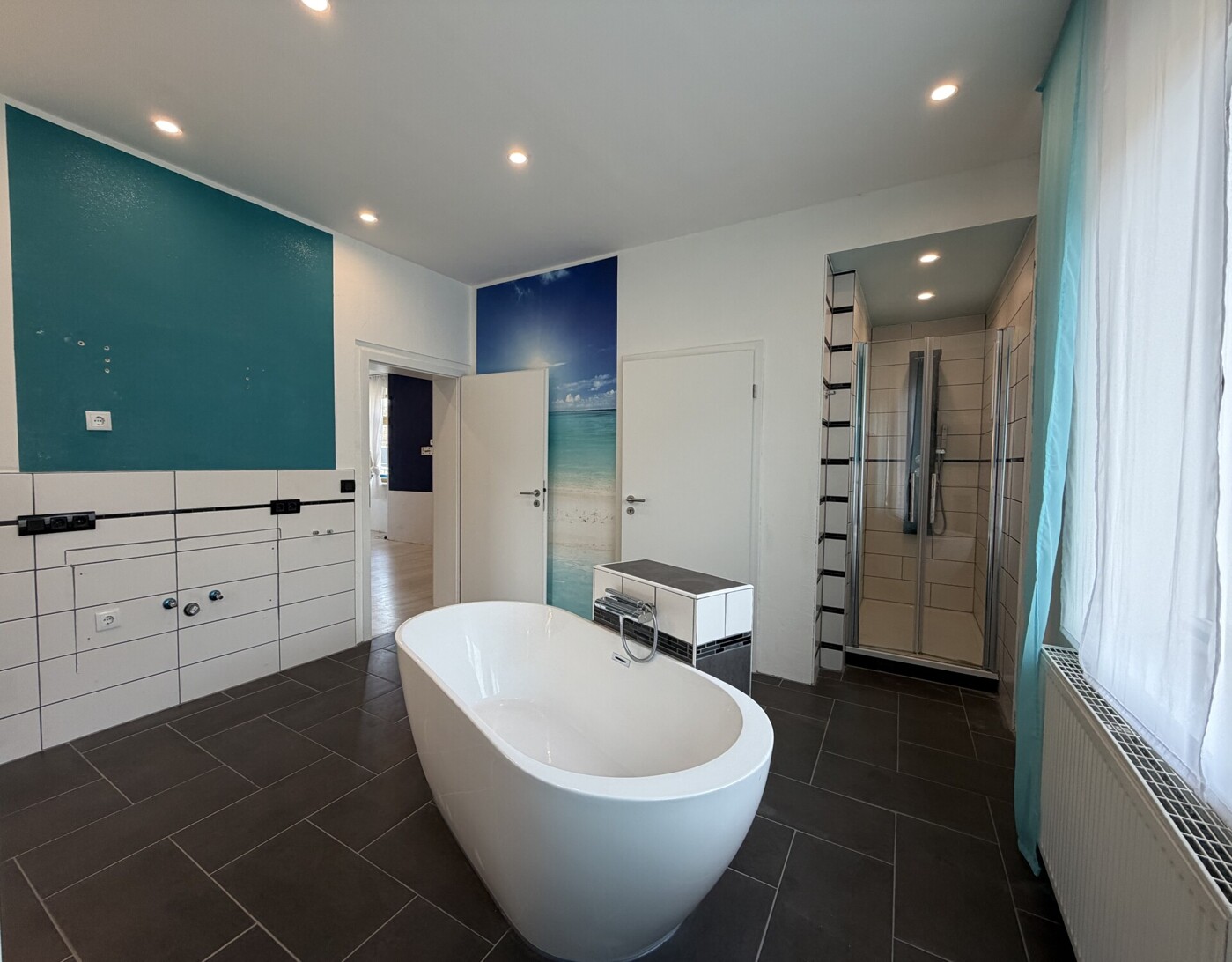 Badezimmer mit Wanne & Dusche Raum 4. 14,80 m²