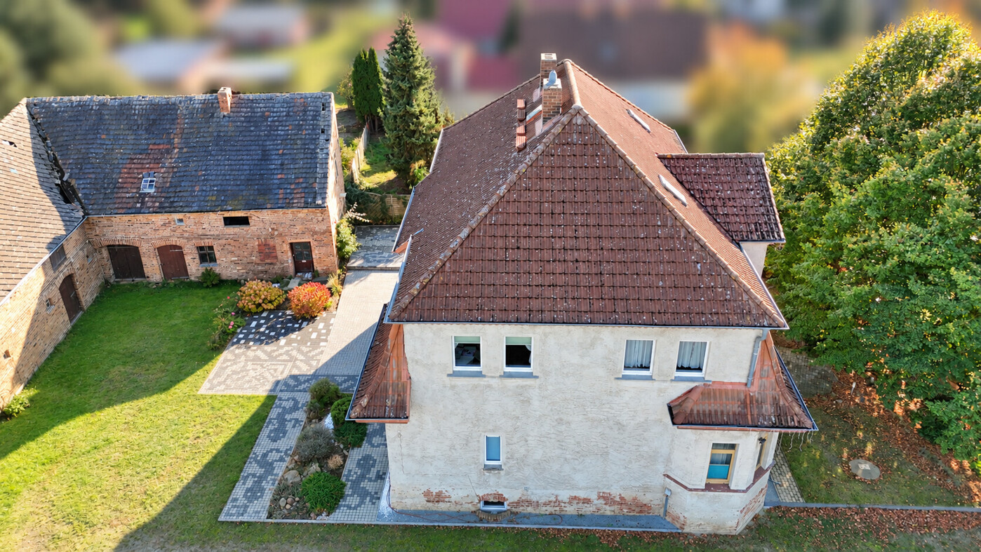 Luftaufnahme von Villa, Scheune und Hof