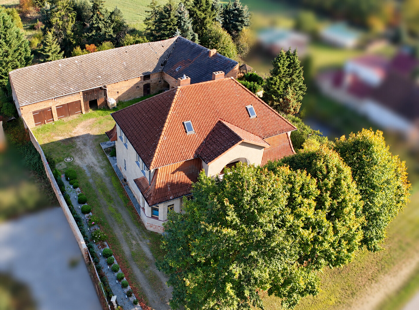 Villa und Scheunen, Nachbarbereiche