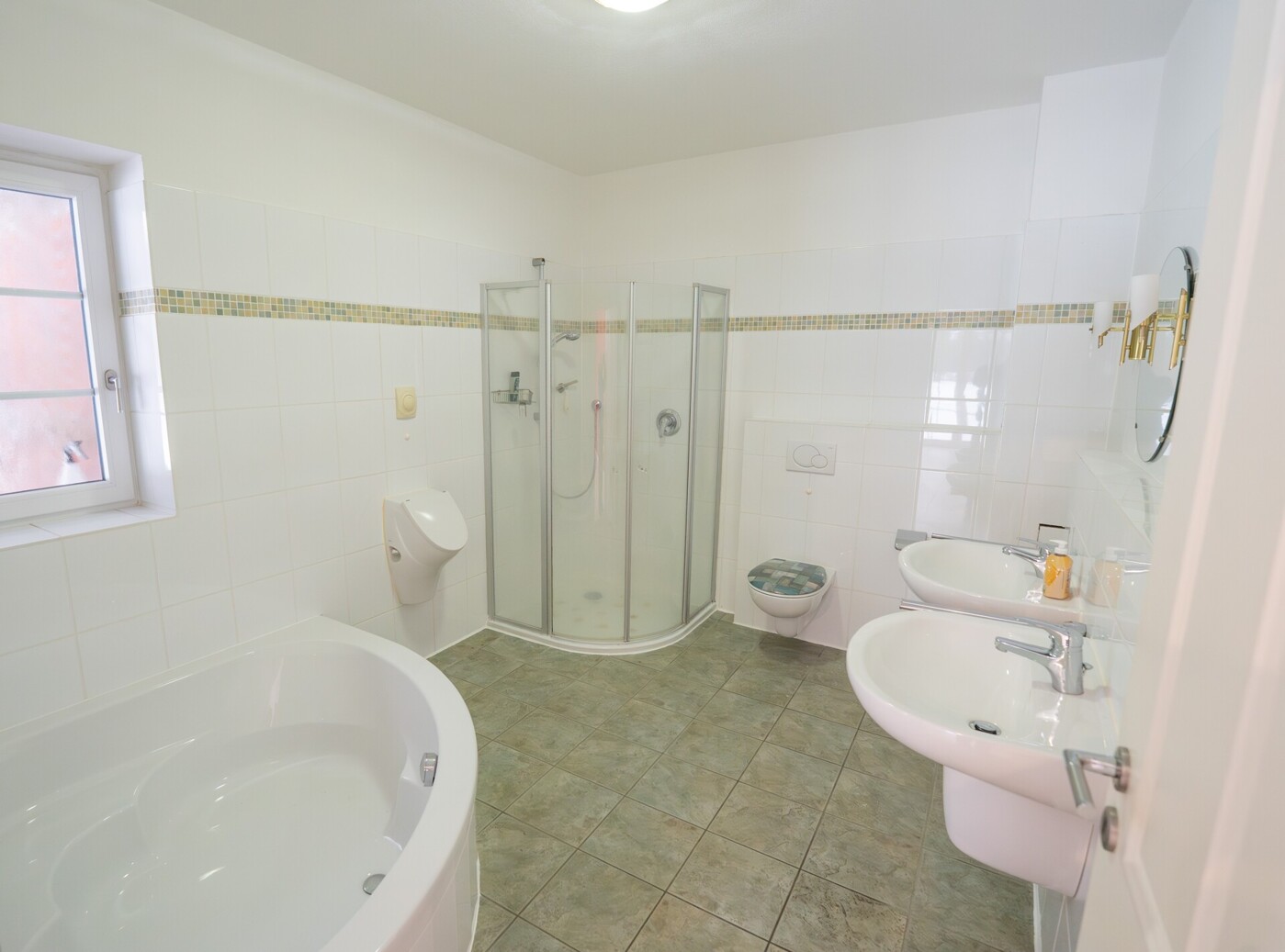 Bad mit Badewanne