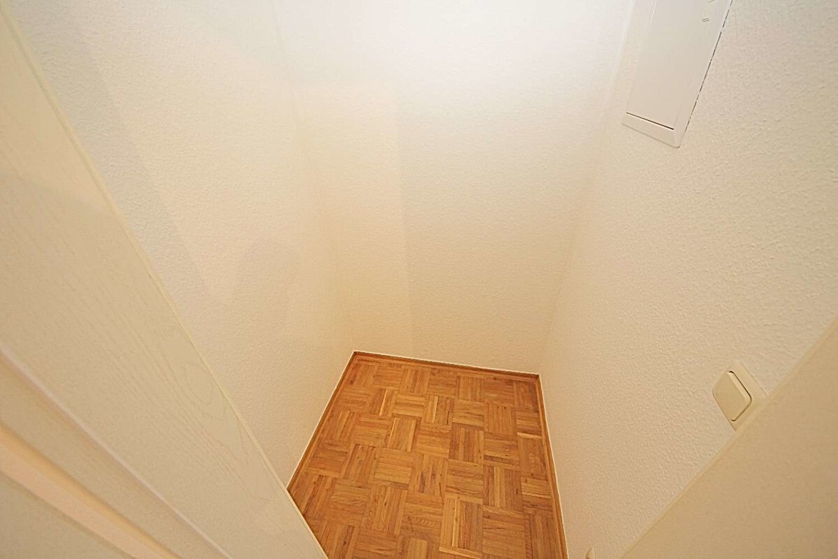 Kleines Appartement mit Aufzug, Parkett, ... - Foto 5