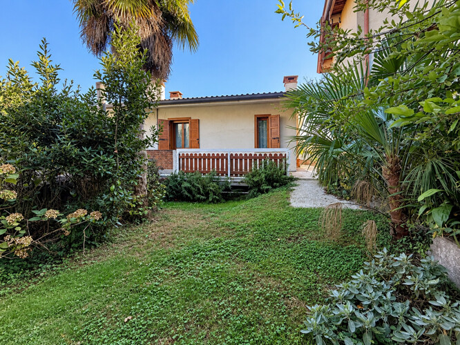 Giardino Suburbano con Balcone in Legno