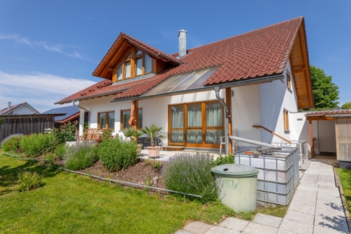 Rückseite mit Terrasse