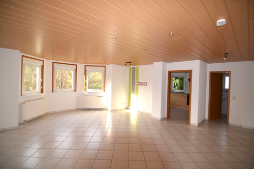 Wohnzimmer mit Blick in die Küche