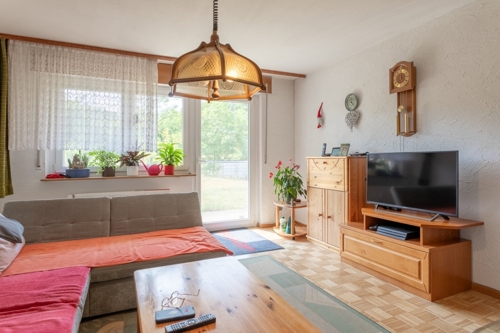 Wohnzimmer mit Ausgang Terrasse und Garten