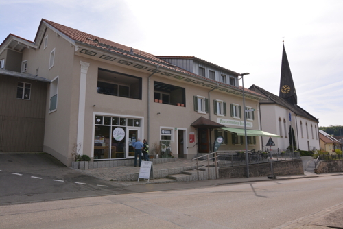 Aussenfoto mit Lädeli