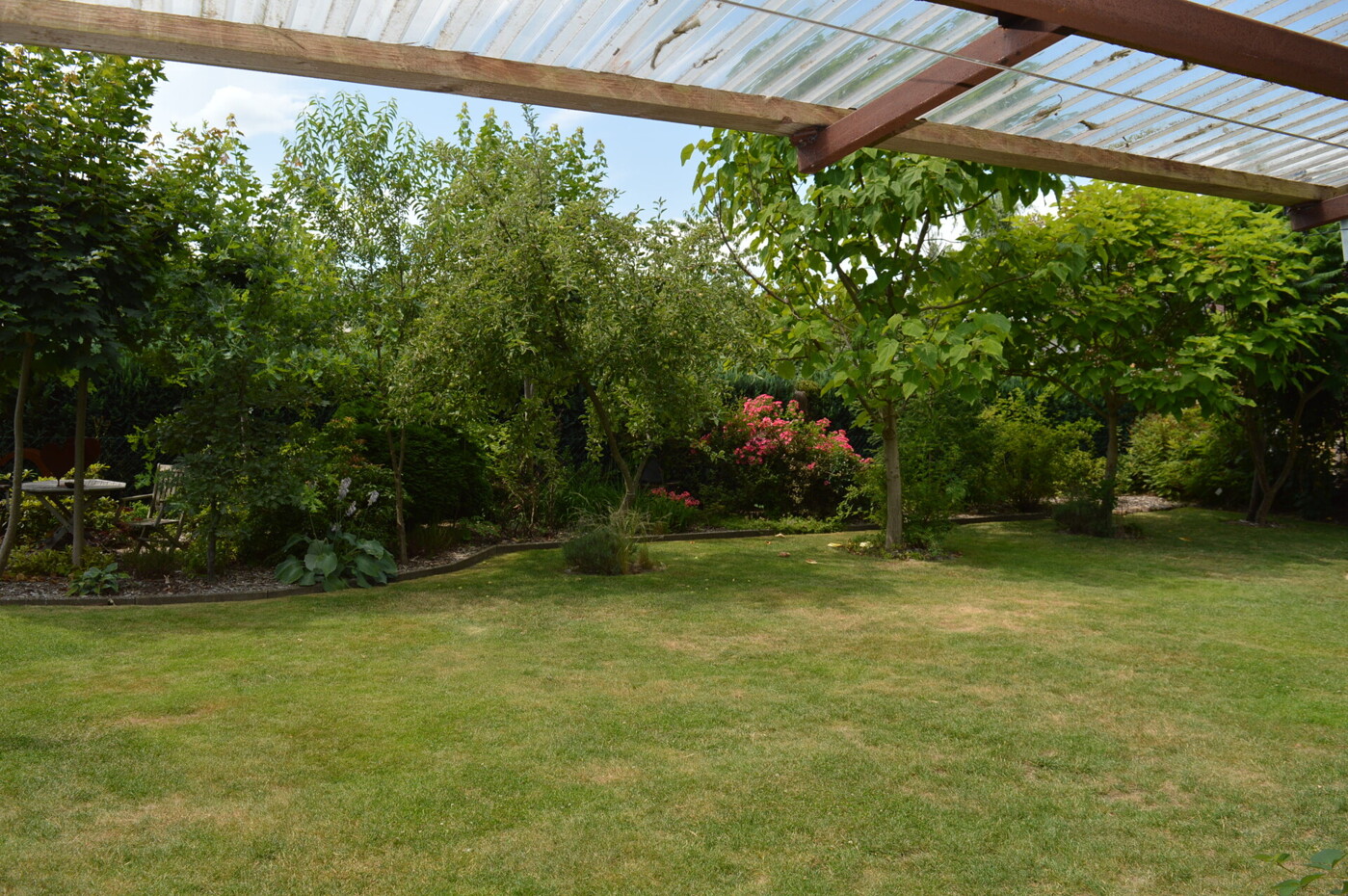 schön angelegter Garten