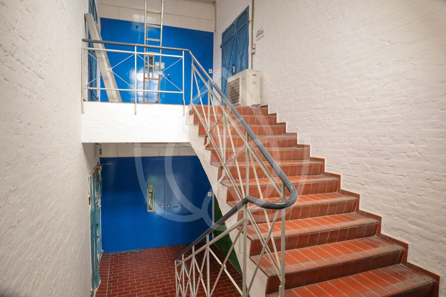 Treppenaufgang mit Lastenaufzug