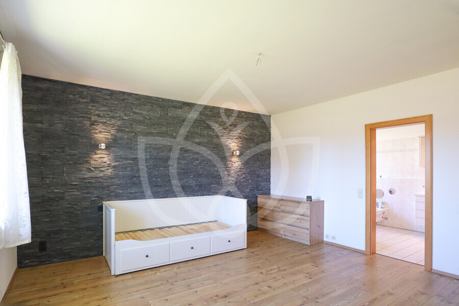 EG - Zimmer 1 mit Zugang Dusch- & Wannenbad