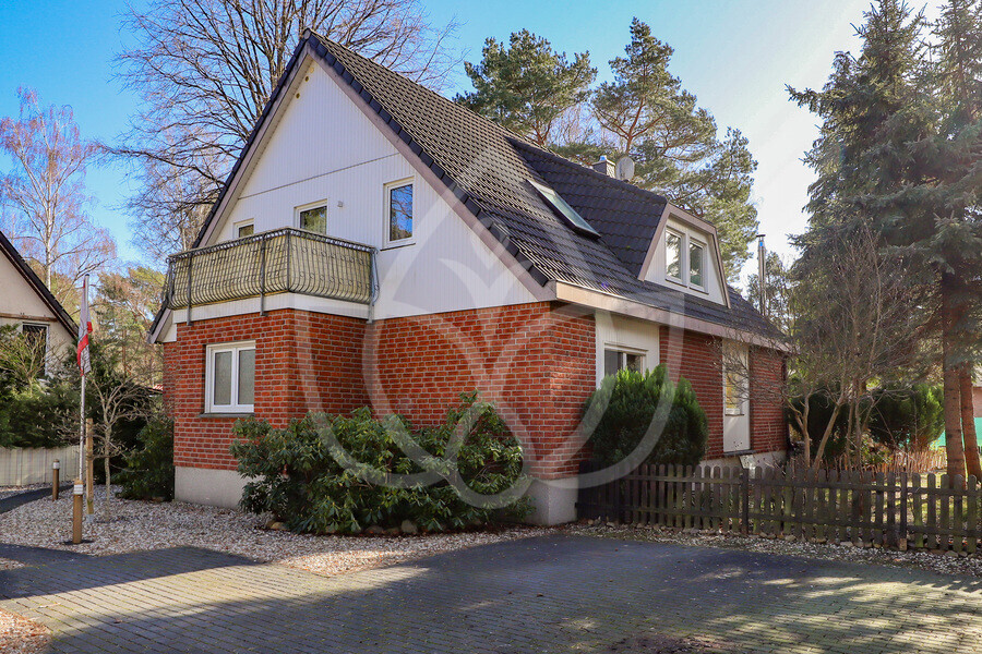 Hausansicht & Stellplätze