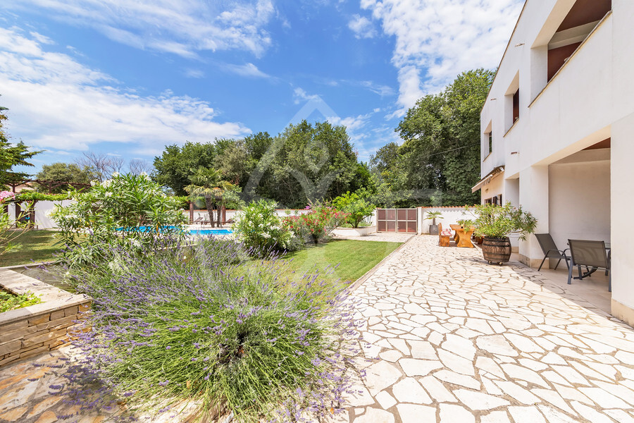 Gartenanlage mit Pool