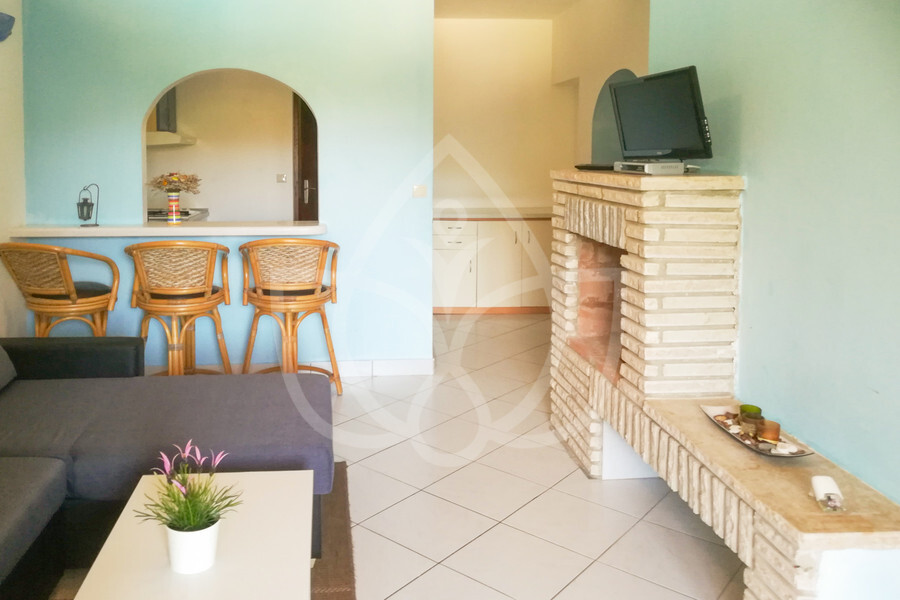 Appartement 03 - Wohnbereich mit Kamin & EBK