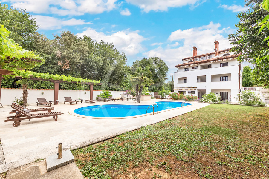 Gartenanlage mit Pool