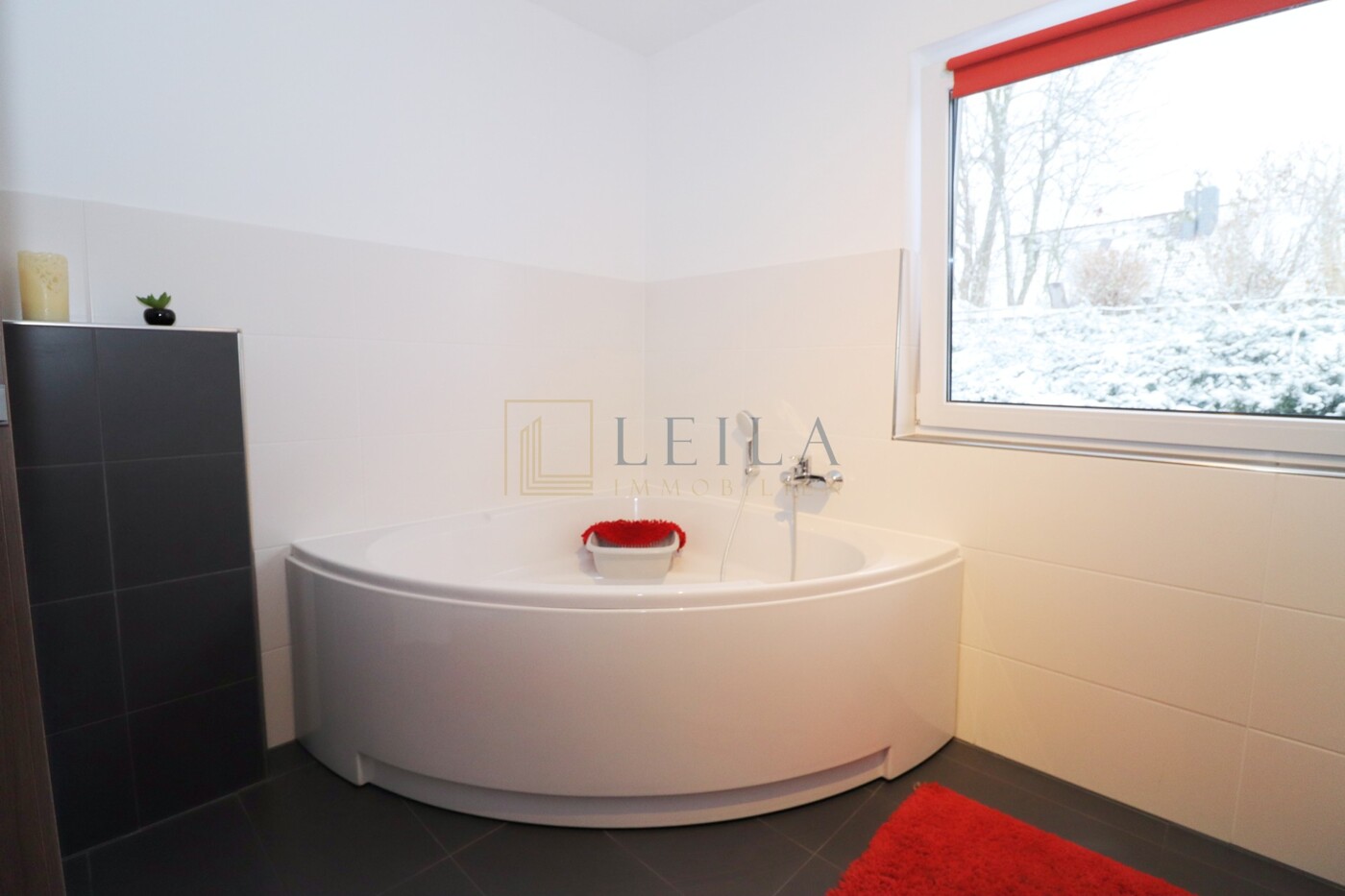 LEILA Immobilien - 072536f6 2467 4e38 8005 7f593df3f327 Badezimmer mit Dusche und Eckwanne