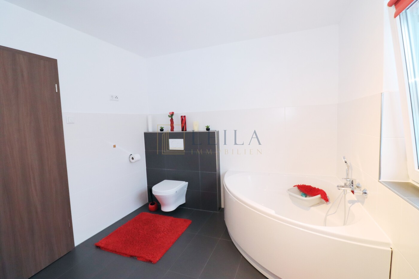 LEILA Immobilien - 0b88fb7b 34ca 42d6 9e31 794b37dc8b89 Badezimmer mit Dusche und Eckwanne