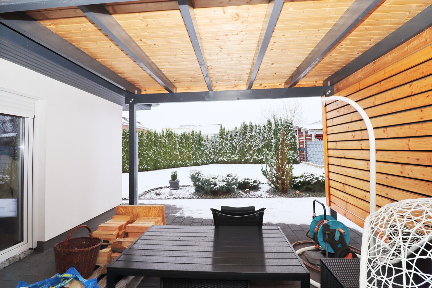 LEILA Immobilien - 14a01074 b389 43a8 aab7 8e97722811c3 Blick vom Schlafzimmer auf die Terrasse