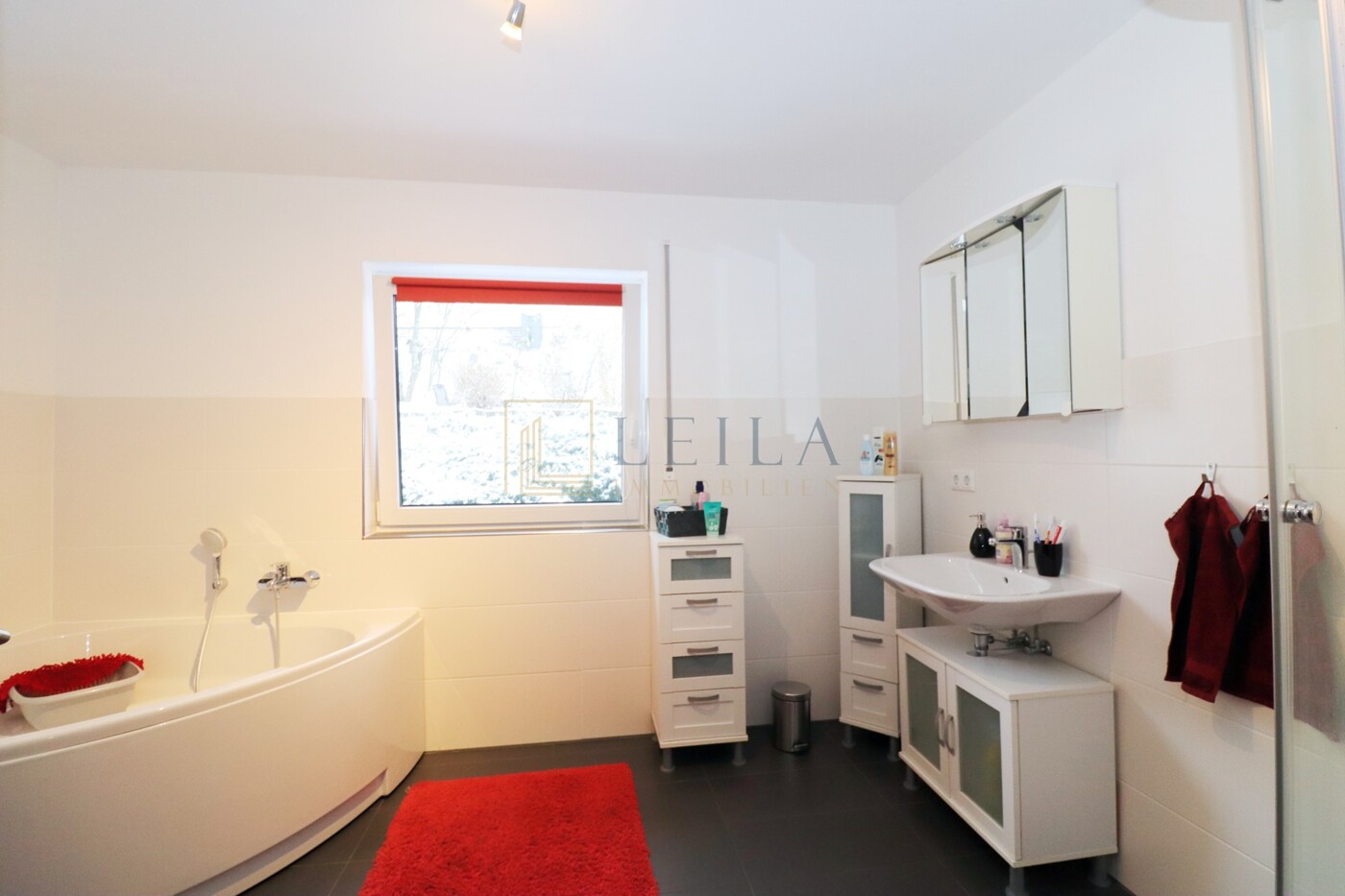 LEILA Immobilien - 214eef5e 1cd9 48f0 b281 cacbbb9b9db5 Badezimmer mit Dusche und Eckwanne