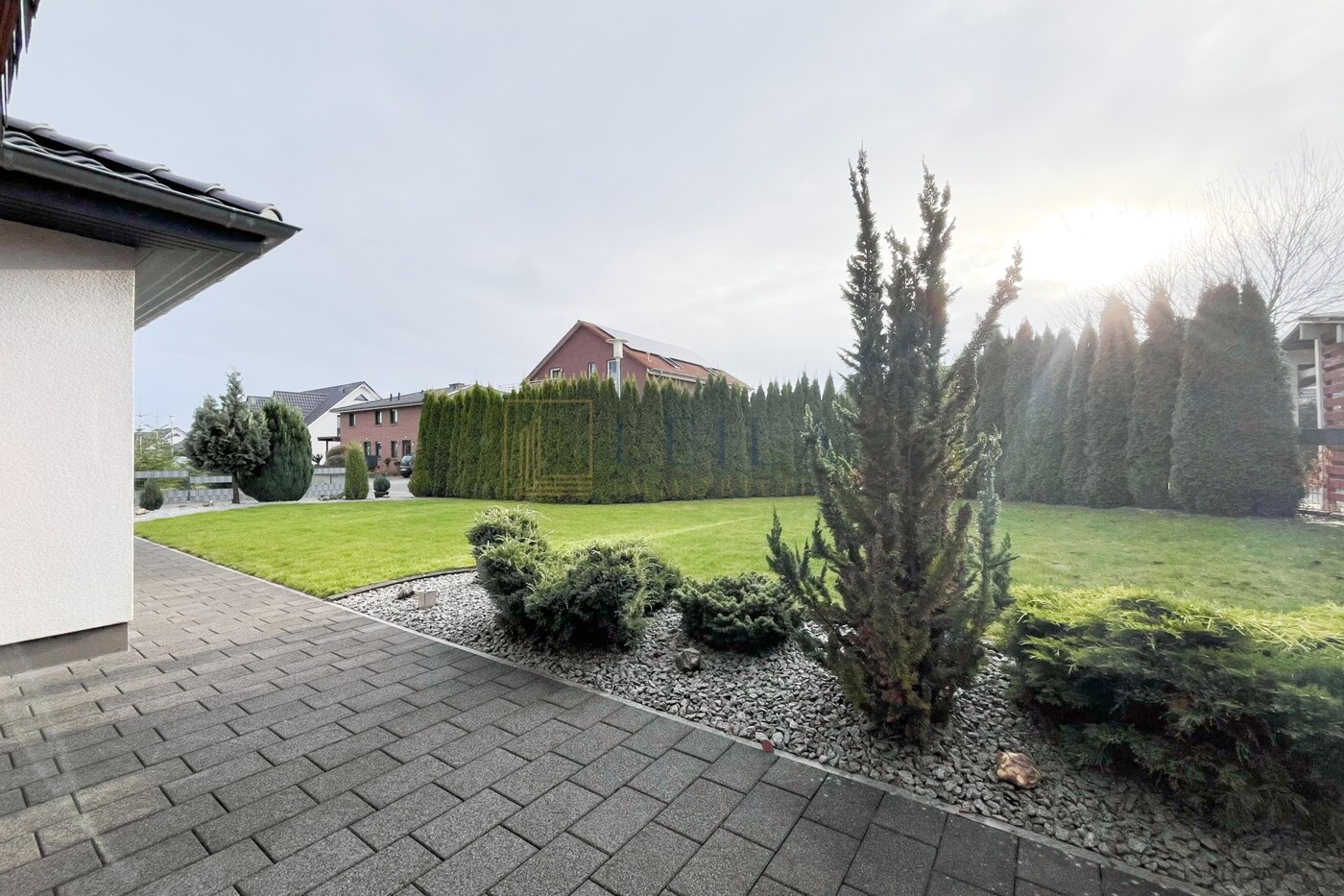 LEILA Immobilien - 70c30026 773a 4320 b30a c37d91eb8ead Blick von der Terrasse in den Garten