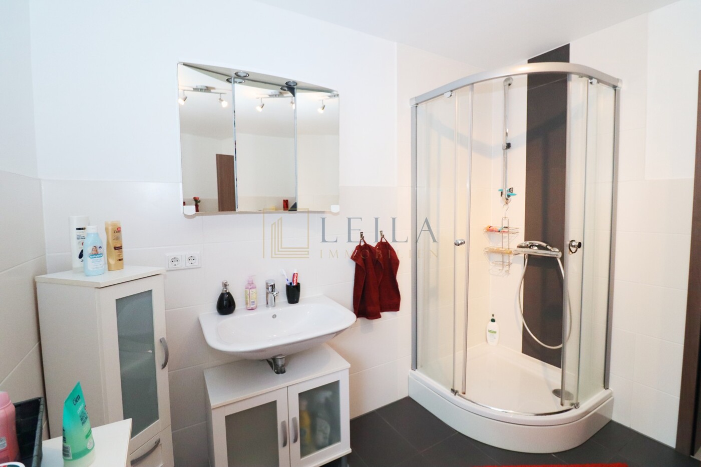 LEILA Immobilien - c7083d18 49e1 4d99 84ee 189d834c7b18 Badezimmer mit Dusche und Eckwanne