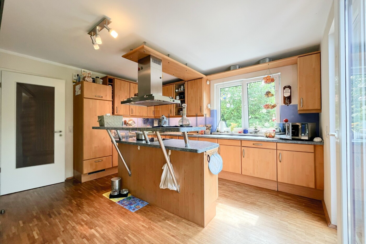 LEILA Immobilien - 33f4c38a 3eb4 45fb a45b 1e68368bb18f Die Einbauküche mit Kochinsel im EG