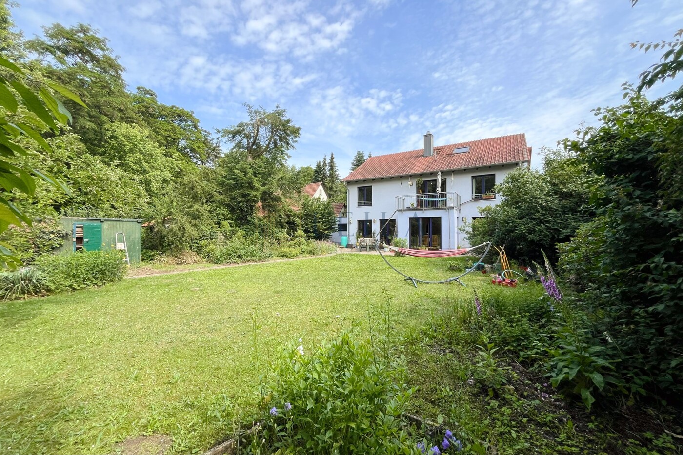 LEILA Immobilien - 95e12e5a 066b 419c b057 8d80e3b09b24 Außenaufnahme mit Blick vom Garten