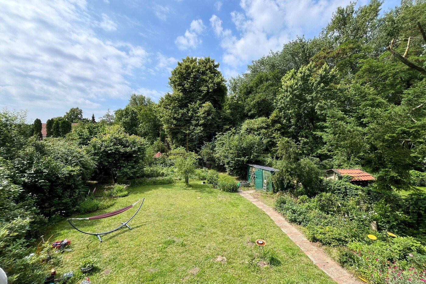 LEILA Immobilien - eae0c445 7a8a 4ee2 adc9 bfb4d9154d29 Blick vom Balkon in den Garten