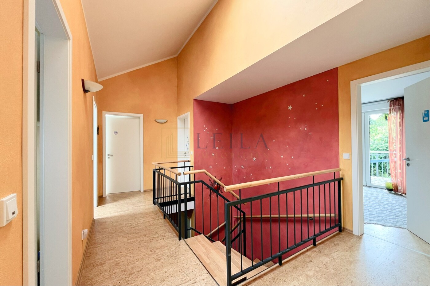 LEILA Immobilien - ed1286ec b3fb 4644 9453 5fb24722301d Flurbereich im OG