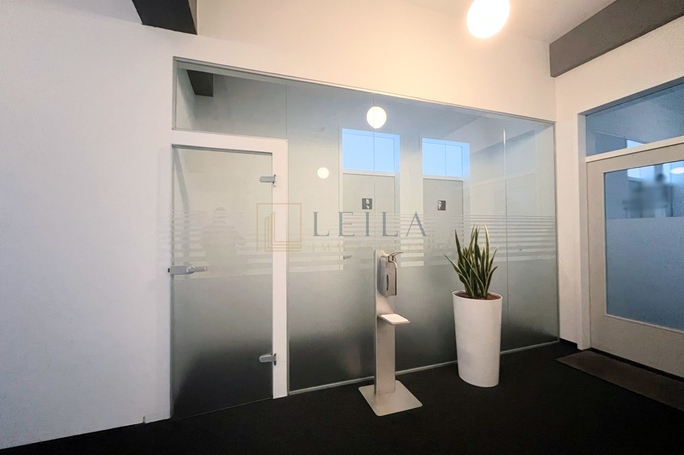 Zwei Sanitäranlagen, getrennt.