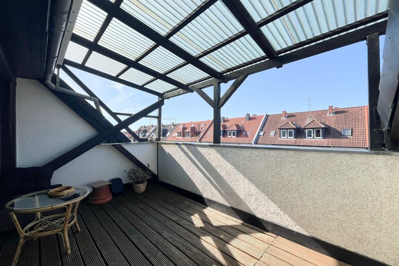 Überdachter Balkon mit Abstellraum