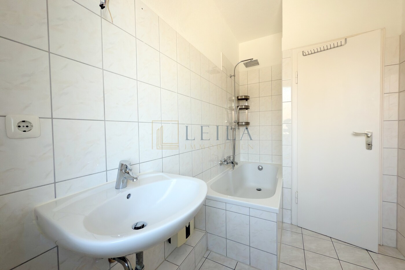 LEILA Immobilien - 8d93d361 97b0 4e7c b3ab b8995feb233a Badezimmer mit Badewanne und Fenster