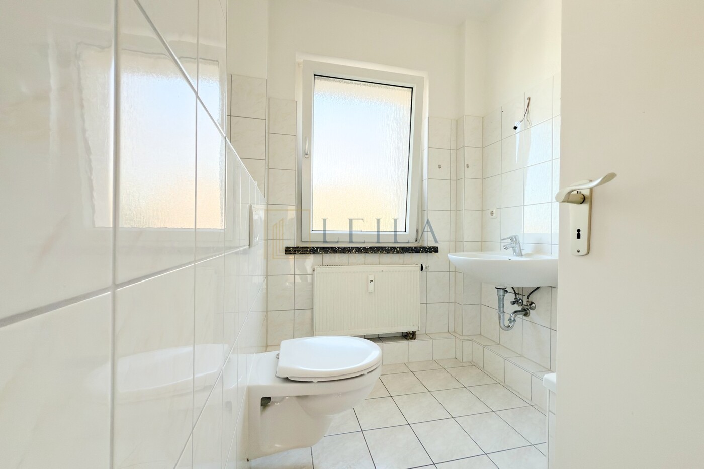 LEILA Immobilien - c9b39d0d b966 4255 adf2 78b3d41235fa Badezimmer mit Badewanne und Fenster