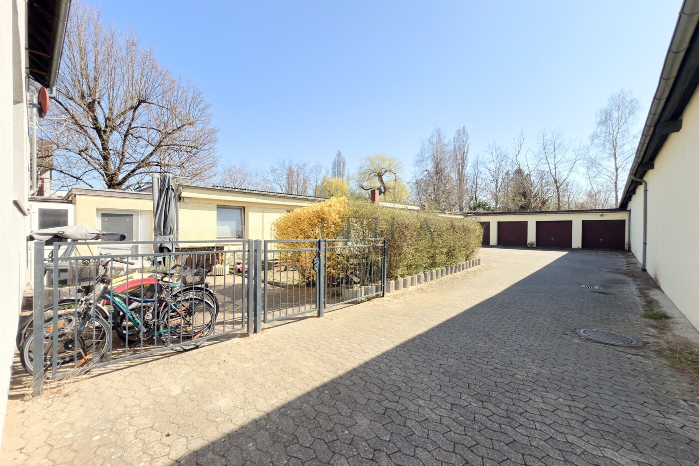 LEILA Immobilien - fdcacbb6 4de8 4cd3 982a 032287290a5f Außenaufnahme "Innenhof"