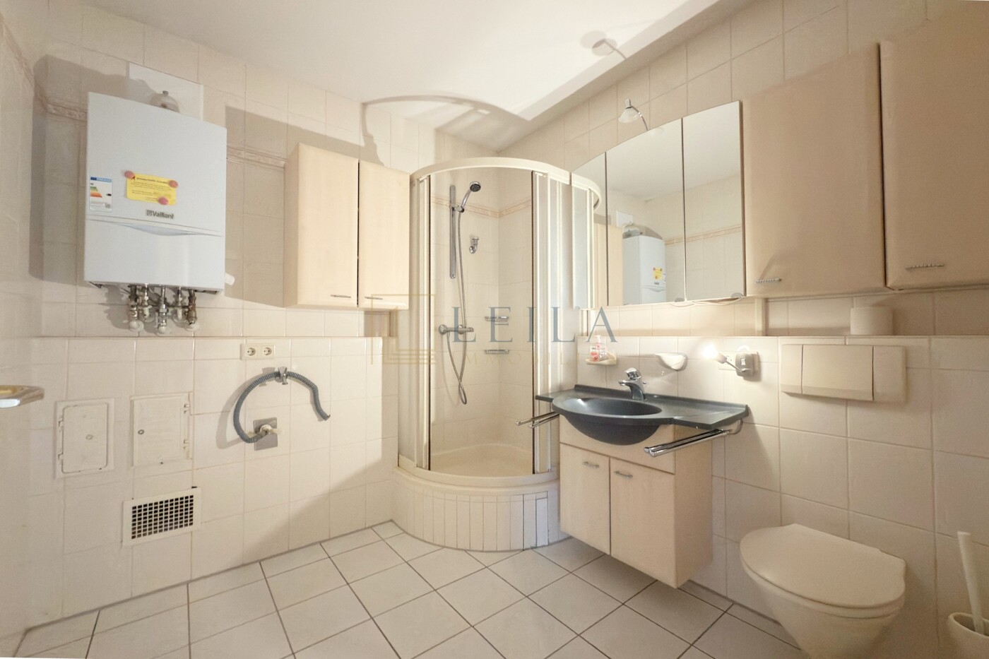 Badezimmer mit Dusche