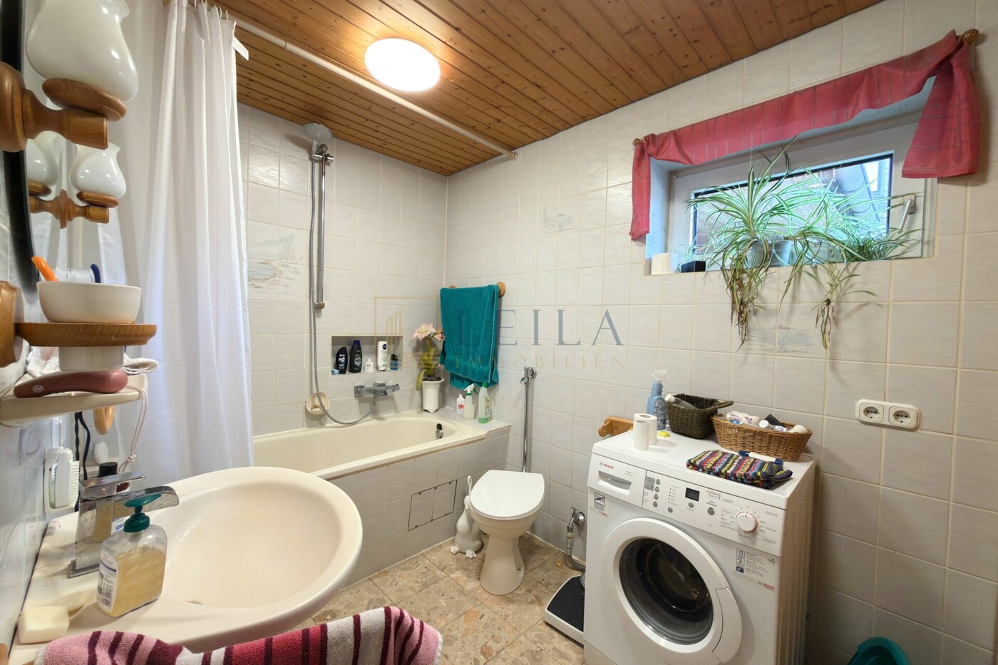 Badezimmer mit Badewanne EG