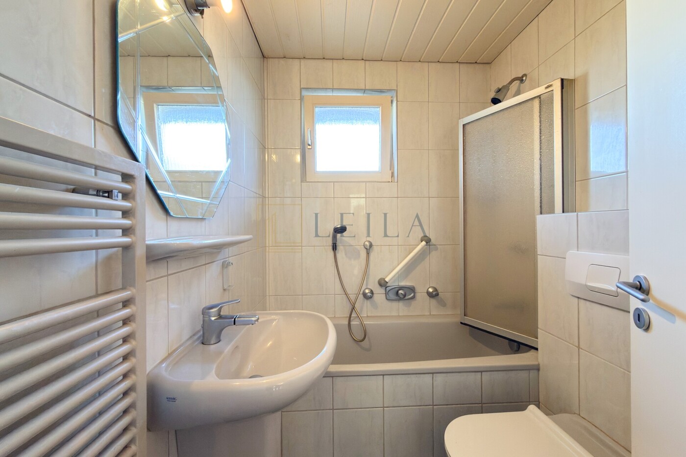 Badezimmer mit Fenster