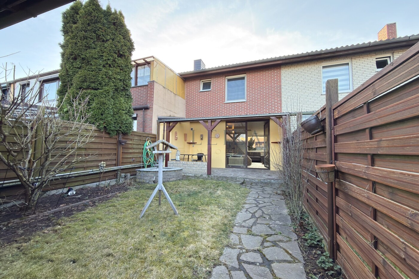 Garten mit Blick Richtung Haus