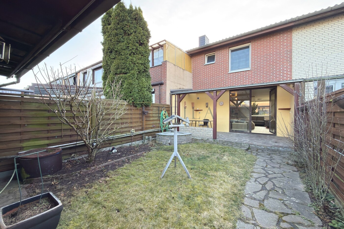 Garten mit Blick Richtung Haus