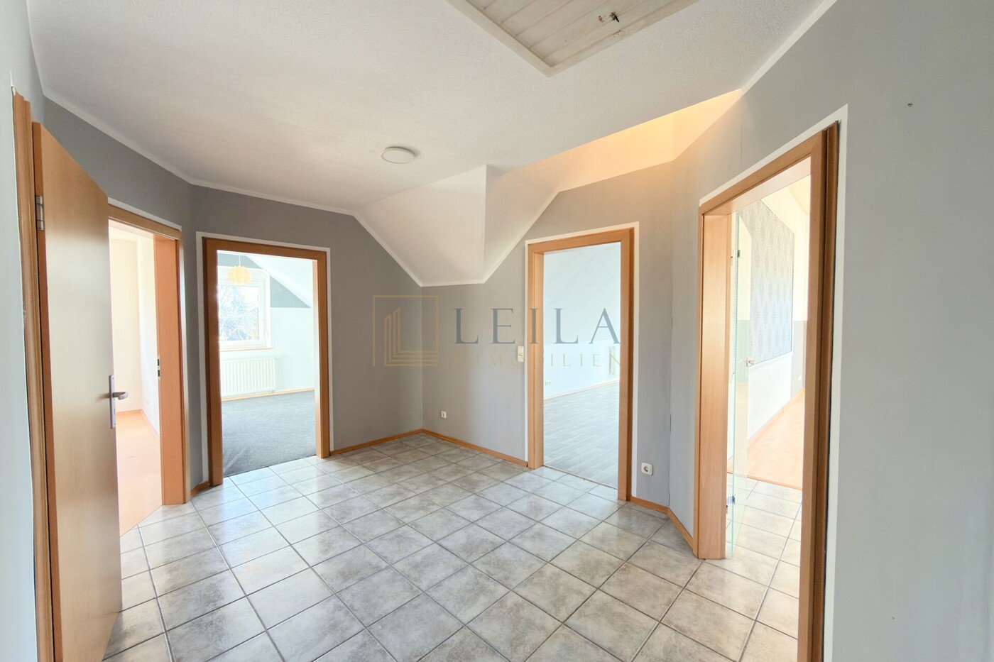 LEILA Immobilien - 9b34779f 2b55 42c8 8bb8 e8b44486d2a4 Flurbereich OG