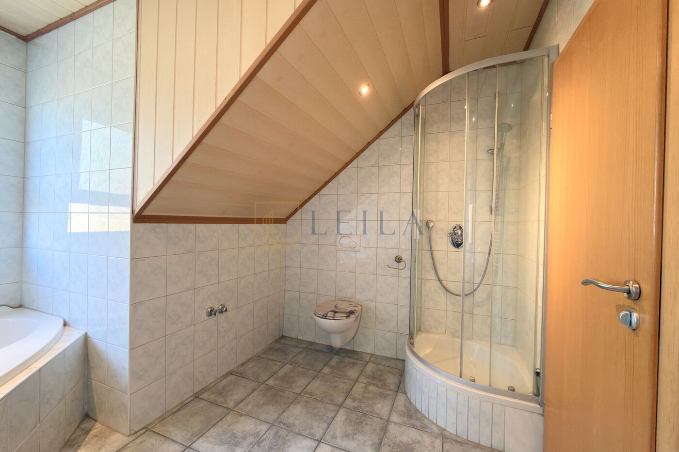 LEILA Immobilien - d37bede8 21bc 4acb a29a 442ebac73667 Badezimmer im OG