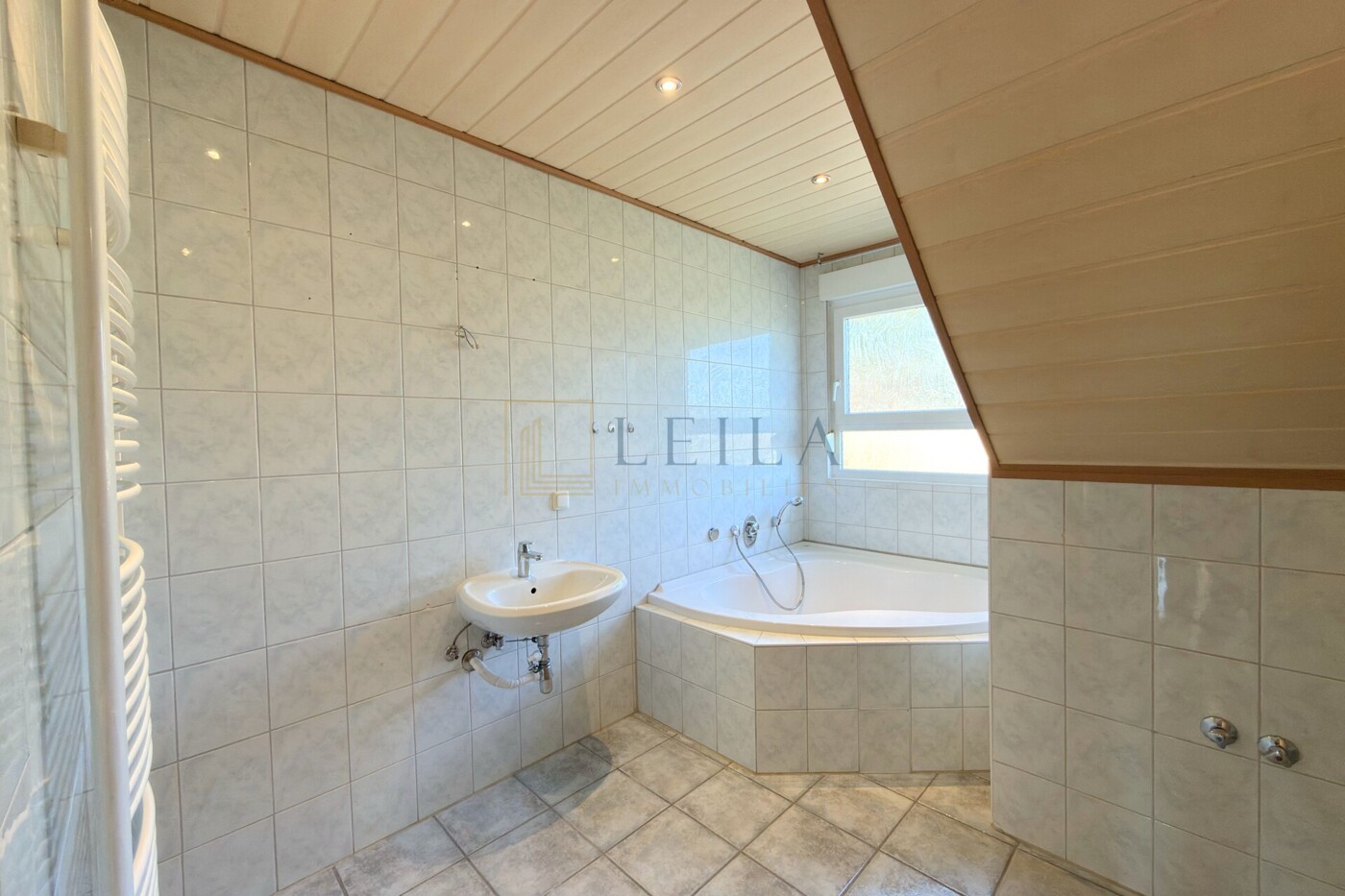 LEILA Immobilien - eef6fc55 fff4 4efa b911 efa045b09ffa Badezimmer im OG