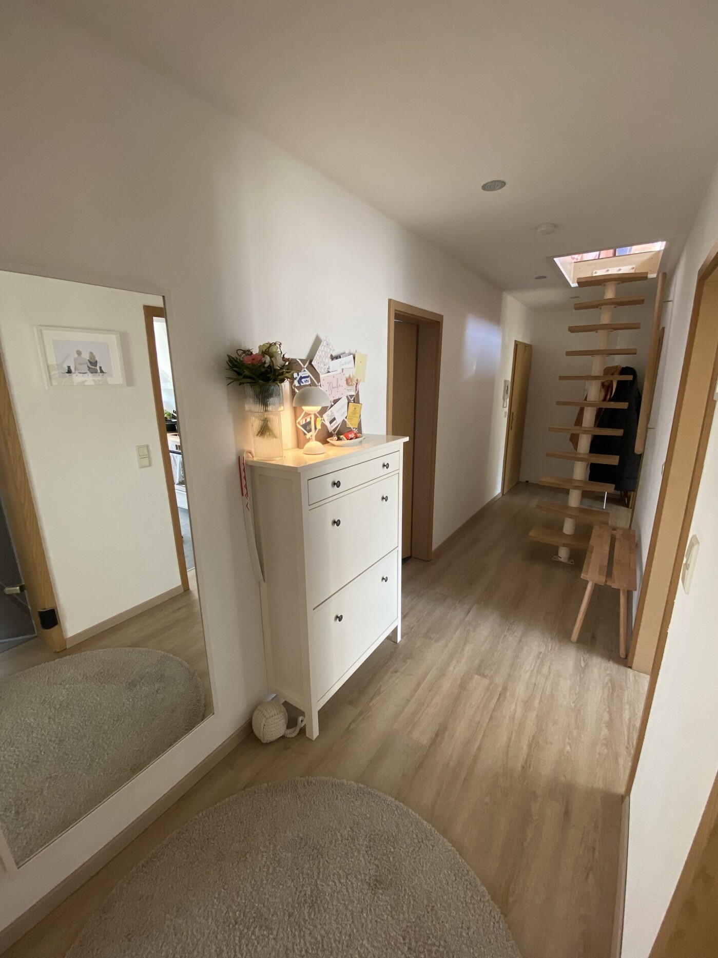 Flur mit Treppe zum DG