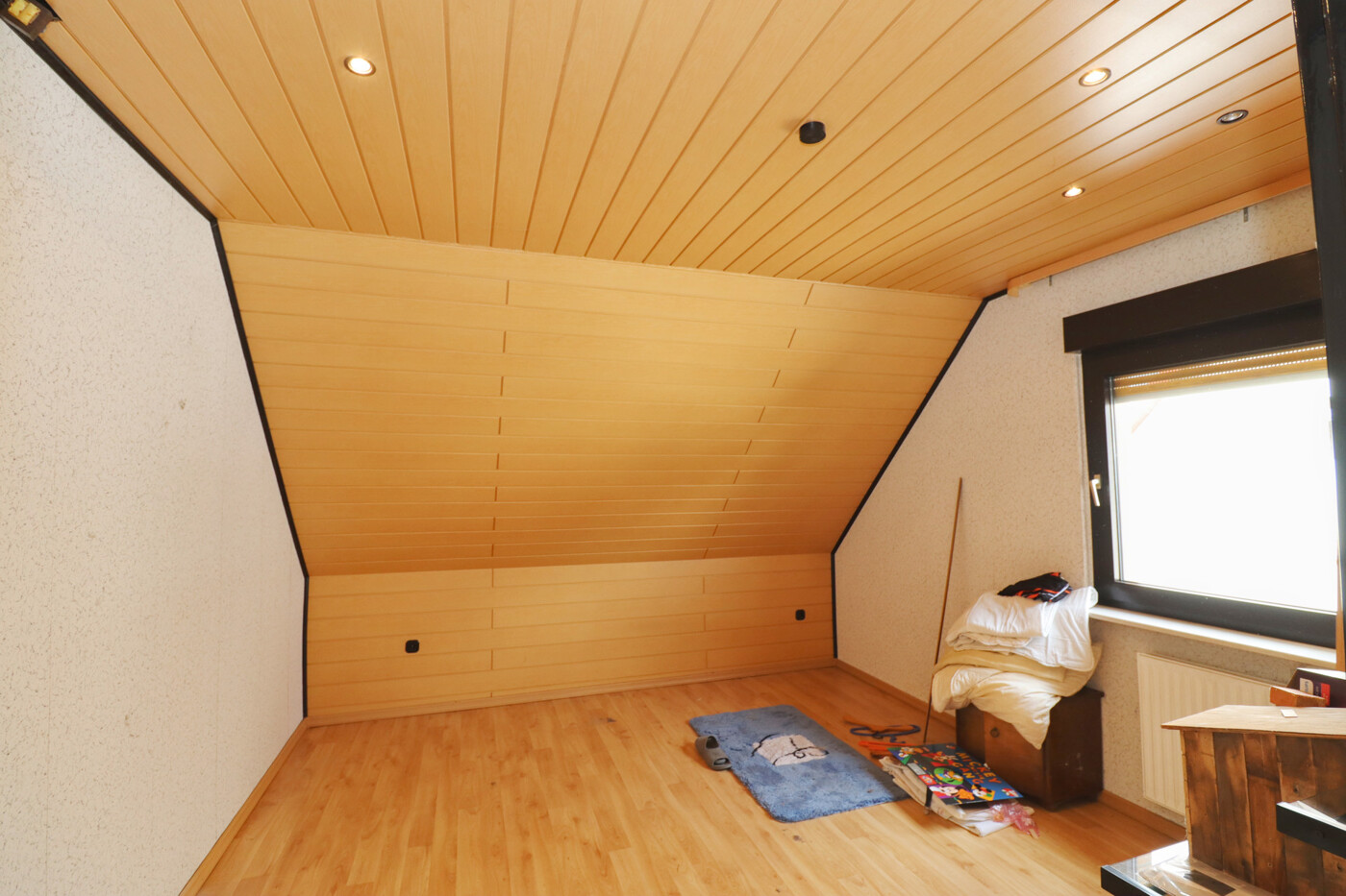 LEILA Immobilien - 416a7467 886b 4fe2 8610 5c5cf3c2ad48 Schlafzimmer DG