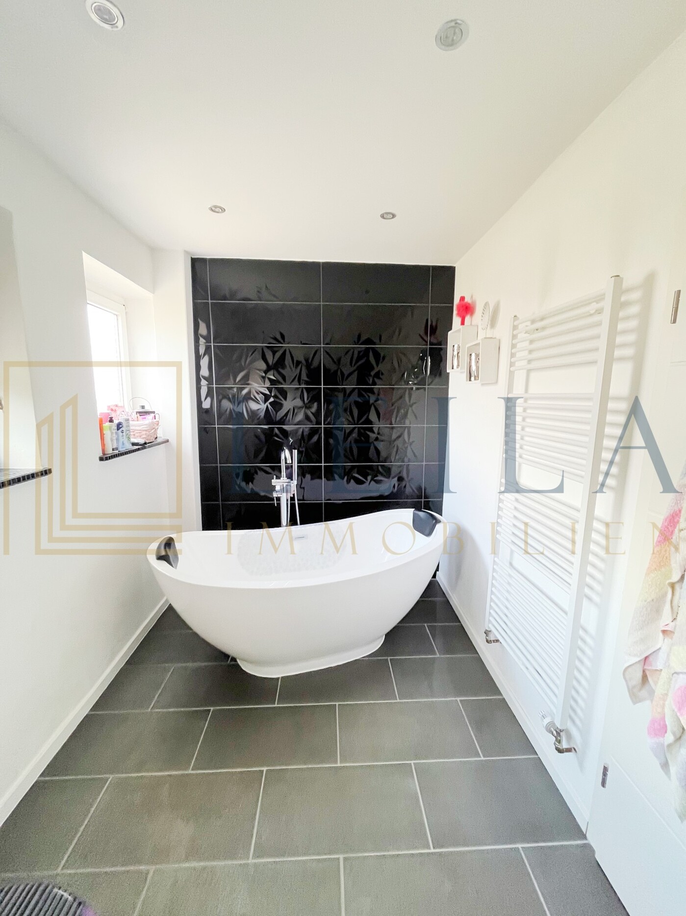LEILA Immobilien - 22d76902 09ee 4961 93fd d9198894b35b Badezimmer mit freistehender Badewanne 2