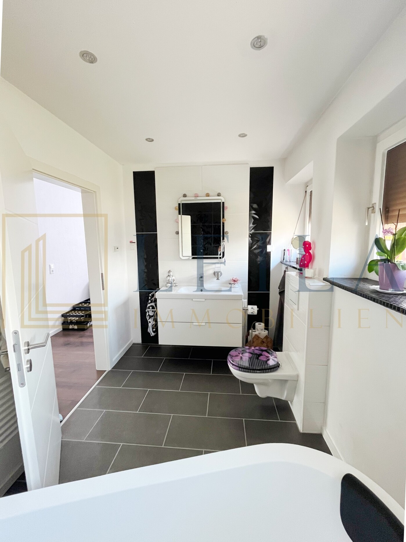 LEILA Immobilien - 294b0528 15d8 47a6 9afb a5232adbae1f Badezimmer mit freistehender Badewanne