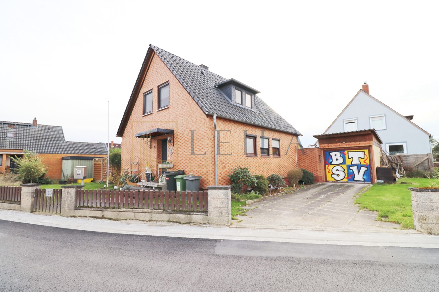 LEILA Immobilien - 30f43f28 a26a 4024 861d 2d749e64b35e Außenansicht von der Straße