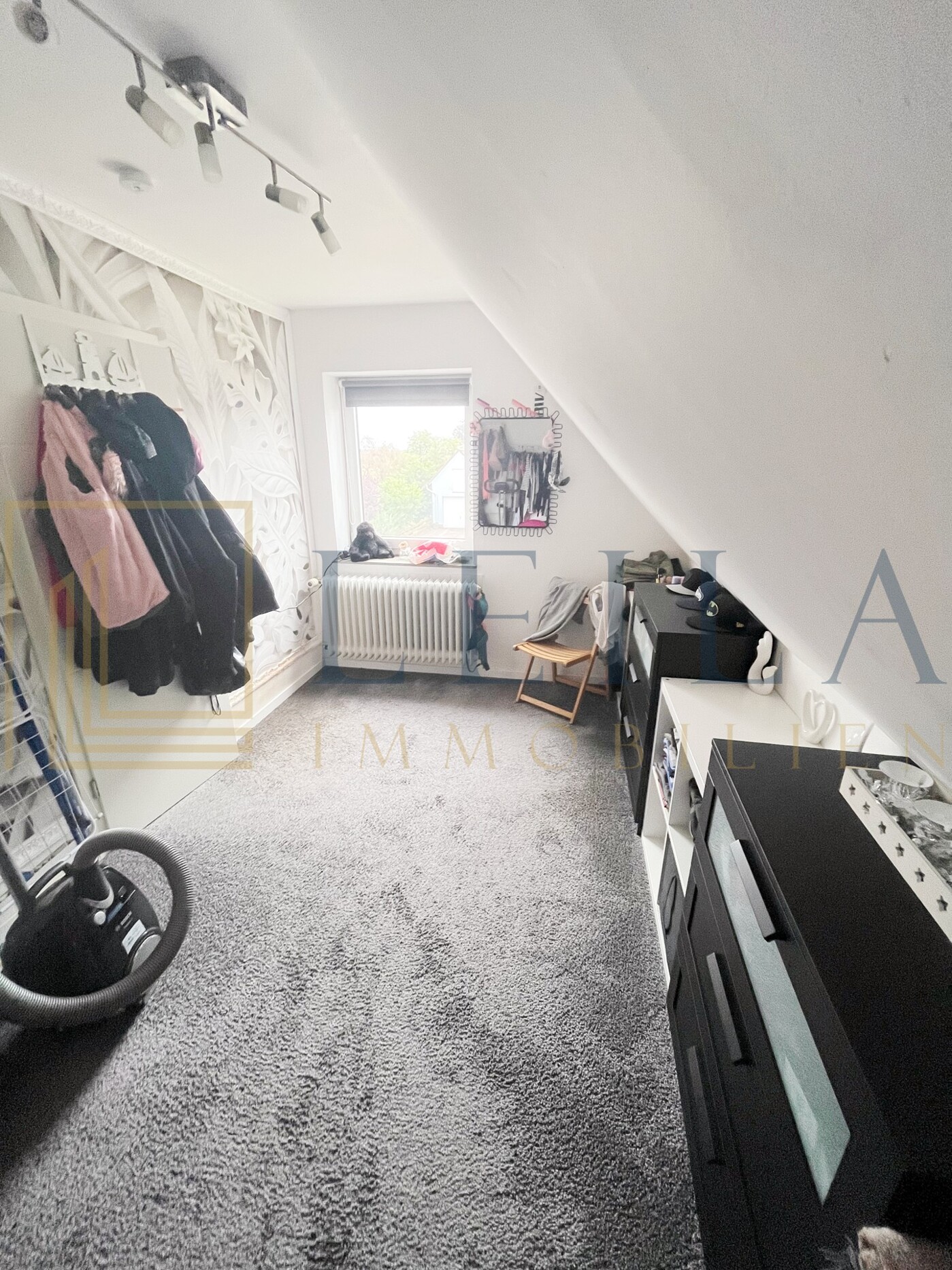 LEILA Immobilien - 7057f16d 89da 4c79 889c 52c7e92e4f87 Schlafzimmer im Obergeschoss
