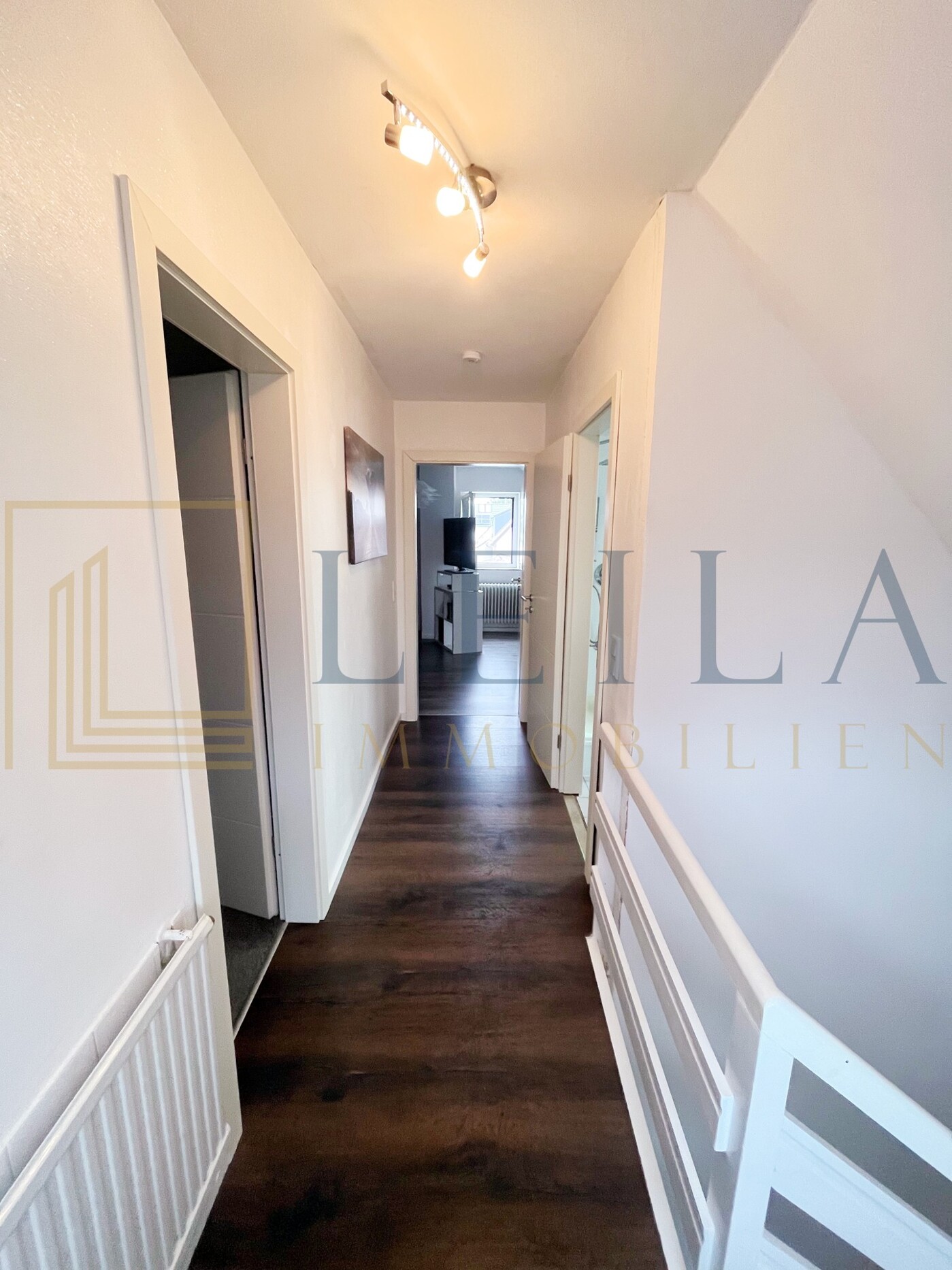 LEILA Immobilien - e715bf36 1b7e 4bb7 b014 8a91d1a8ac73 Flur im Obergeschoss